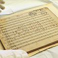 Im Diözesanarchiv sind wertvolle Dokumente, Originale und Realien (Gegenstände) sicher verwahrt: hier im Bild die Originalpartitur der e-Moll-Messe – das Kyrie aus Bruckners Hand.