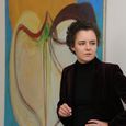Julia Hinterberger vor dem Bild: Öffner. Öl und Pigment auf Jute, 195x195, 2013. © Eder / KTU Linz