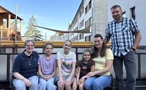 Sr. Elisabeth Knapp mit Familie Netrylov 2026 im Garten der Schwestern. / © ÖOK/emw Sr. Elisabeth Knapp mit Familie Netrylov 2026 im Garten der Schwestern.