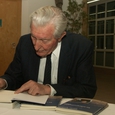 DDr. Günter Rombold beim Signieren seiner 2008 erschienen Autobiografie