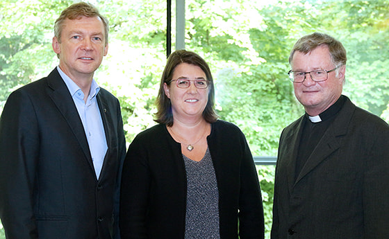 V. l.: Dr. Slawomir Dadas (Generaldechant und Themenpate der Arbeitsgruppe „Option zeitgemäße Strukturen“), Mag. Gabriele Eder-Cakl (Pastoralamtsdirektorin und Leiterin Zukunftsweg), Bischof Dr. Manfred Scheuer / © Diözese Linz / Appenzeller V. l.: Dr. Slawomir Dadas (Generaldechant und Themenpate der Arbeitsgruppe „Option zeitgemäße Strukturen“), Mag. Gabriele Eder-Cakl (Pastoralamtsdirektorin und Leiterin Zukunftsweg), Bischof Dr. Manfred Scheuer