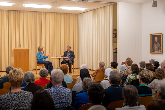 Buchpräsentation Bischof Manfred Scheuer / © Diözese Linz / Johannes Kienberger Mehr als 70 Personen kamen in das Linzer Priesterseminar um an der Buchpräsentation teilzunehmen.