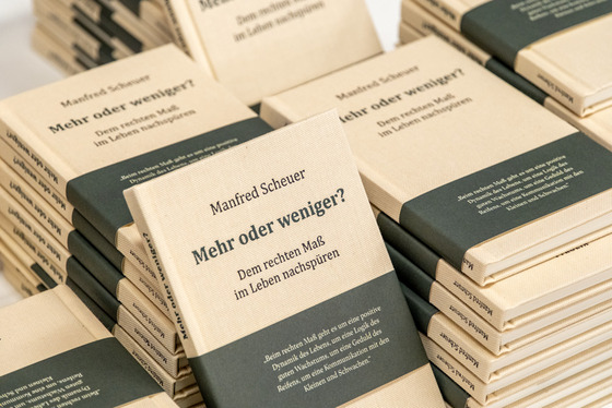 Buchpräsentation Bischof Manfred Scheuer / © Diözese Linz / Johannes Kienberger 'Mehr oder weniger? Dem rechten Maß im Leben nachspüren'.