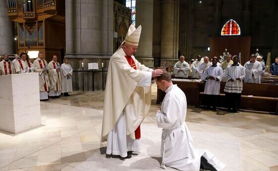 Diakonenweihe von Mateusz Krzysztof Kadziola / © Diözese Linz / Hermann Wakolbinger Bischof Manfred Scheuer spendet durch Handauflegung und Gebet das Sakrament der Diakonenweihe.