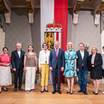 Landeshauptmann Thomas Stelzer mit den neu gewählten Vorsitzenden und Vorsitzenden-Stellvertretern der Fachbeiräte des 9. Landeskulturbeirats (2023-2027)