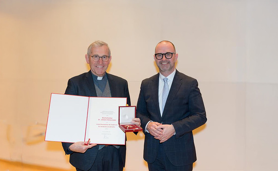 Ehrenzeichen der Stadt Linz für Bischofsvikar Johann Hintermaier / © Stadt Linz / Werner Harrer Ehrenzeichen der Stadt Linz für Bischofsvikar Johann Hintermaier