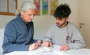 Martin Nowak (re.), Leiter der Hand-Werk Ausbildungsassistenz, lernte mit Diyar Cicek.
