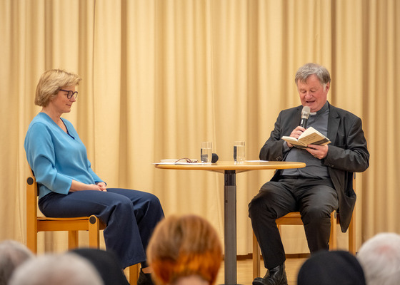 Buchpräsentation Bischof Manfred Scheuer / © Diözese Linz / Johannes Kienberger Melanie Wolfers und Bischof Manfred Scheuer.