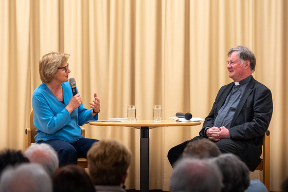 Buchpräsentation Bischof Manfred Scheuer / © Diözese Linz / Johannes Kienberger Melanie Wolfers und Bischof Manfred Scheuer.