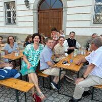 Gemeinsames anstoßen / Maria Krone