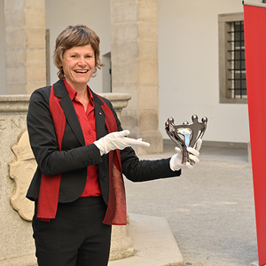 Coronagerechte Überreichung durch Birgit Kubik