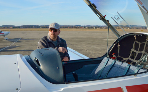 Rupert Granegger am Flugfeld neben dem Cockpit eines Flugzeuges