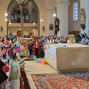 Gemeinsames Lied vor dem Altar