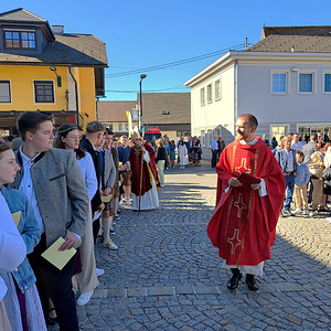 Pfarrer Christoph und Abt Dessl begrüßen die Firmlinge