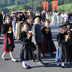 Kinder der Trachtengruppe beim Einzug in die Kirche