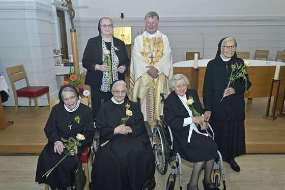 Die Jubilarinnen (70 Jahre) mit Bischof Manfred Scheuer