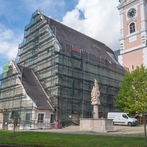 Die Fassade der Pfarrkirche Kirchdorf an der Krems weist große Schäden auf und wird von Fachkräften restauriert