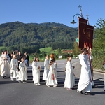 Ministranten beim Einzug in die Kirche