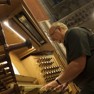 Domorganist Wolfgang Kreuzhuber an der Rudigierorgel