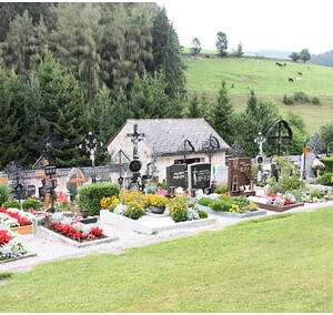 Bergfriedhof am Nordhang der Kirche