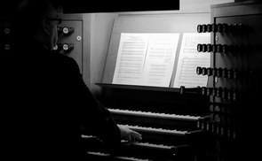 Domorganist Wolfgang Kreuzhuber an der Rudigierorgel im Mariendom Linz. © Tom Mesic