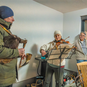 Lebendiger Adventkalender der Pfarre Kirchdorf an der Krems. Adventliche Besinnung - beten, singen und feiern. Anschließend gemeinsam bei Tee wärmen und reden.Bild: Lebendiger Adventkalender bei Familie Holzer-Colin