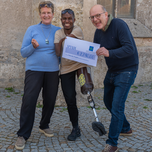 Kath. Frauenbewegung Kirchdorf/Krems spendet Erlös vom OstermarktBild: v.l.n.r. Anna Jirka - KFB Kirchdorf, Biko Kimila, Günther Humer, MSc (Projektleiter)