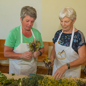 Die Trachtengruppe Kirchdorf bindet Kräuterbüschel für Maria Himmelfahrt