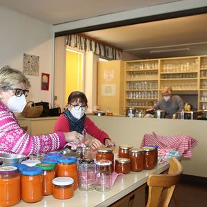 Suppe in Gläser füllen für den Familienfasttag