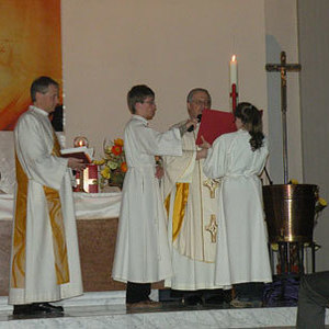 Osterfeuer und Auferstehungfeier in der Kirche.