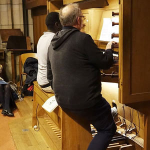 Domorganist Wolfgang Kreuzhuber mit Teilnehmer Alex Matovu Bukenya an der Rudigierorgel