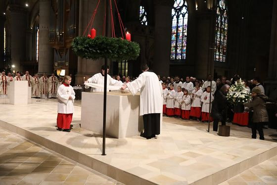 Die Altartücher werden aufgelegt. / © Diözese Linz / Hermann Wakolbinger Die Altartücher werden aufgelegt.