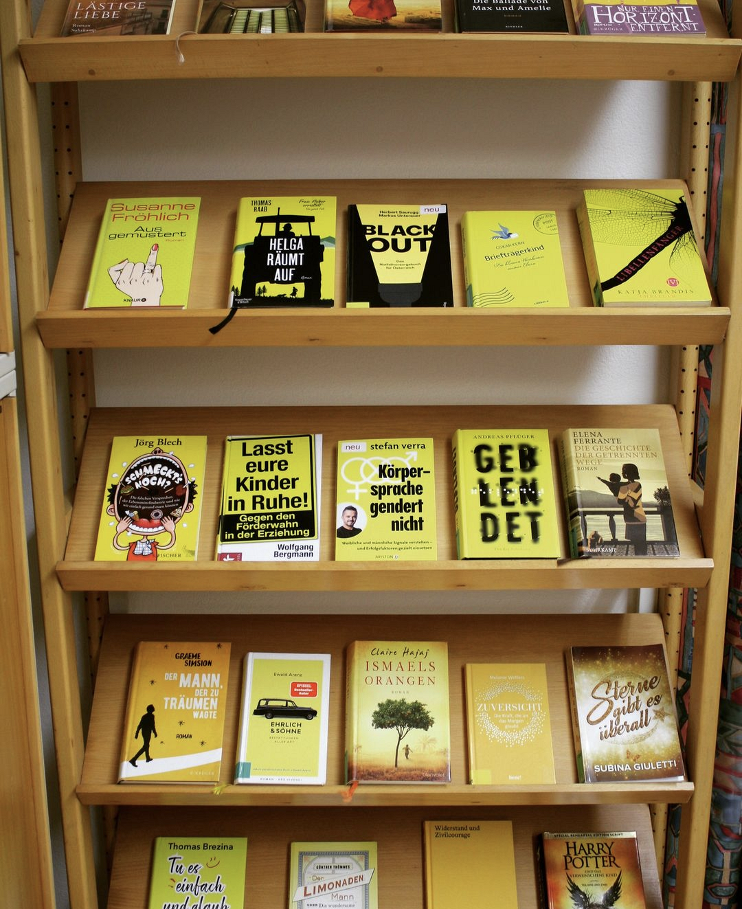 gelbe Bücher im Bücherregal