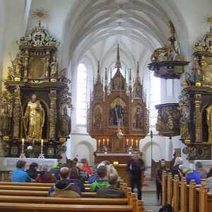 Kirche Heiligenleithen mit Teilnehmern der Wallfahrt