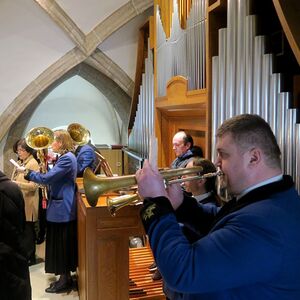 Mitglieder der Musikkapelle St. Magdalena und Thomas Starzer an der Orgel                            