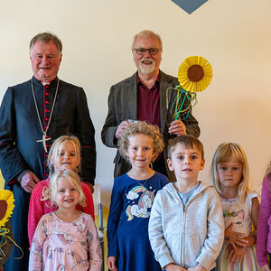 Bischof Manfred Scheuer und Johann Fehrerhofer, Dechant in Bad Kreuzen mit den Kindern des Kindergartens in Bad Kreuzen.