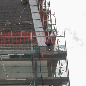 Vielfältige Arbeiten sind rund um die Sanierung der Kirchenfassade zu erledigen