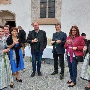 Nach dem Gottesdienst darf mal angestoßen werden.