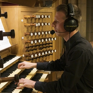 Dommusikassistent Gerhard Raab an der Rudigierorgel