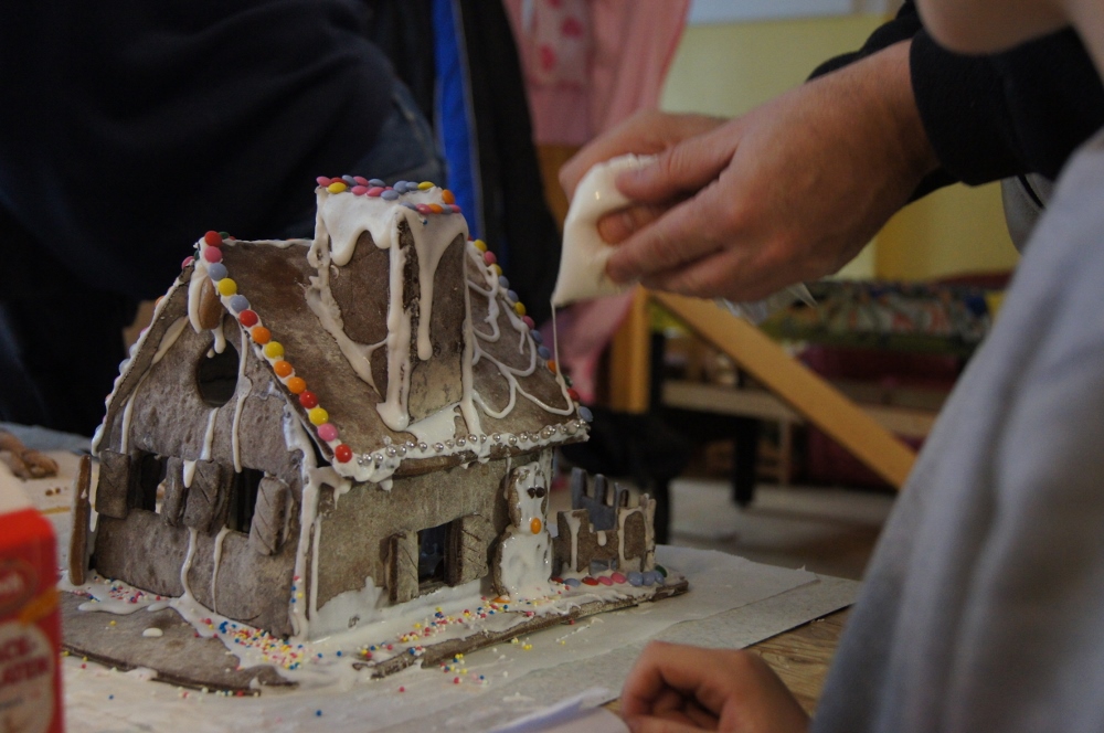 Lebkuchenhaus verzieren