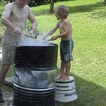 Vater Karl und Sohn Lukas mit der Blechfasstrommel