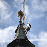 Erntedank in Gmunden am Traunsee - und das neue Turmkreuz wurde feierlich eingeweiht und auf die Kirchturmspitze gesteckt -  am Foto: die Arbeiter montieren das neue Kreuz