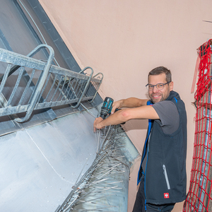 Vielfältige Arbeiten sind rund um die Sanierung der Kirchenfassade zu erledigen