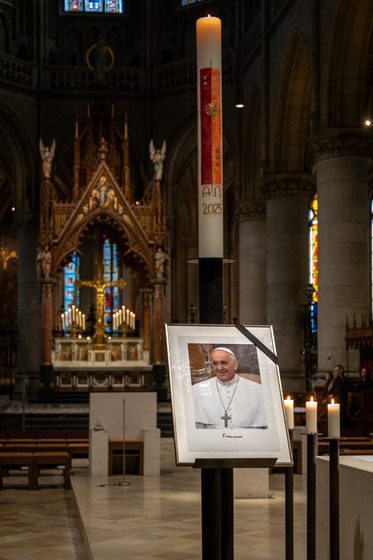 Gedenkbild von Papst Franziskus vor der Osterkerze / © Diözese Linz / Johannes Kienberger Gedenkbild von Papst Franziskus vor der Osterkerze