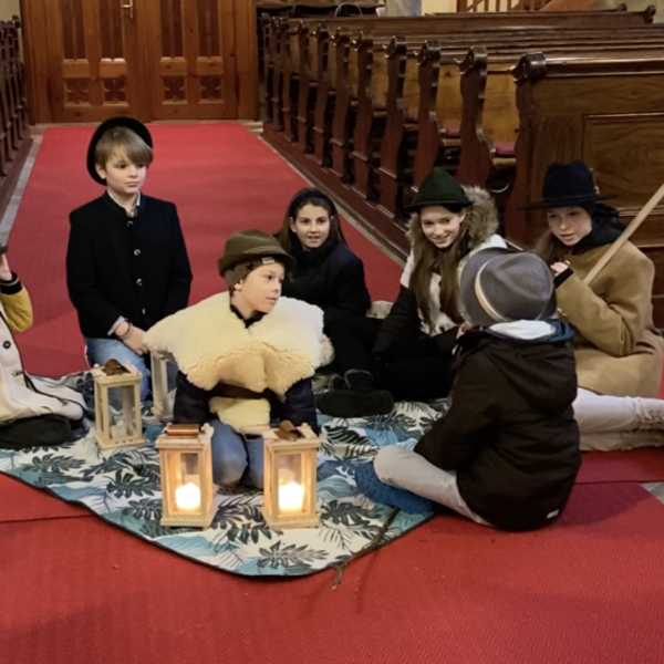 Kinder in der Kirche beim Krippenspiel