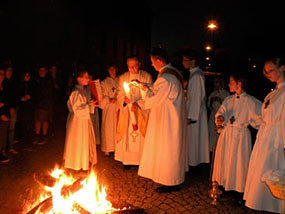 Osterfeuer und Auferstehungfeier in der Kirche.