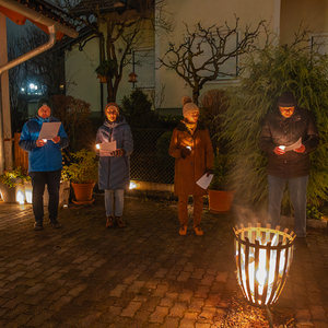 Lebendiger Adventkalender der Pfarre Kirchdorf an der Krems. Adventliche Besinnung - beten, singen und feiern. Anschließend gemeinsam bei Tee wärmen und reden.Bild: Lebendiger Adventkalender bei Familie Haijes