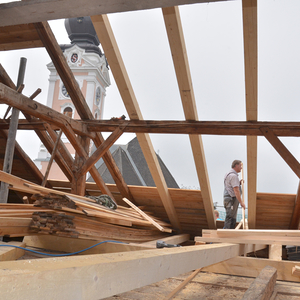 Der Pfarrhof erhält 2013 einen neuen Dachstuhl