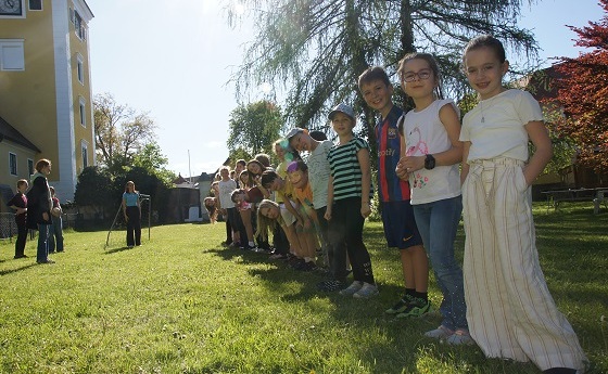 Jungscharkinder bei diversen Spielen                