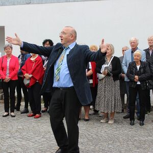 Diakon Georg König beim Einsatz zum Kanon 'Lobet und preiset'